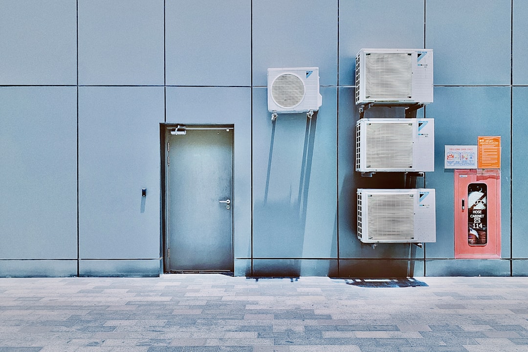 a-couple-of-air-conditioners-sitting-on-the-side-of-a-building-3huynnm1-8w